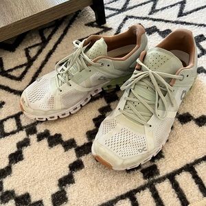 On Cloudflow Running Shoe